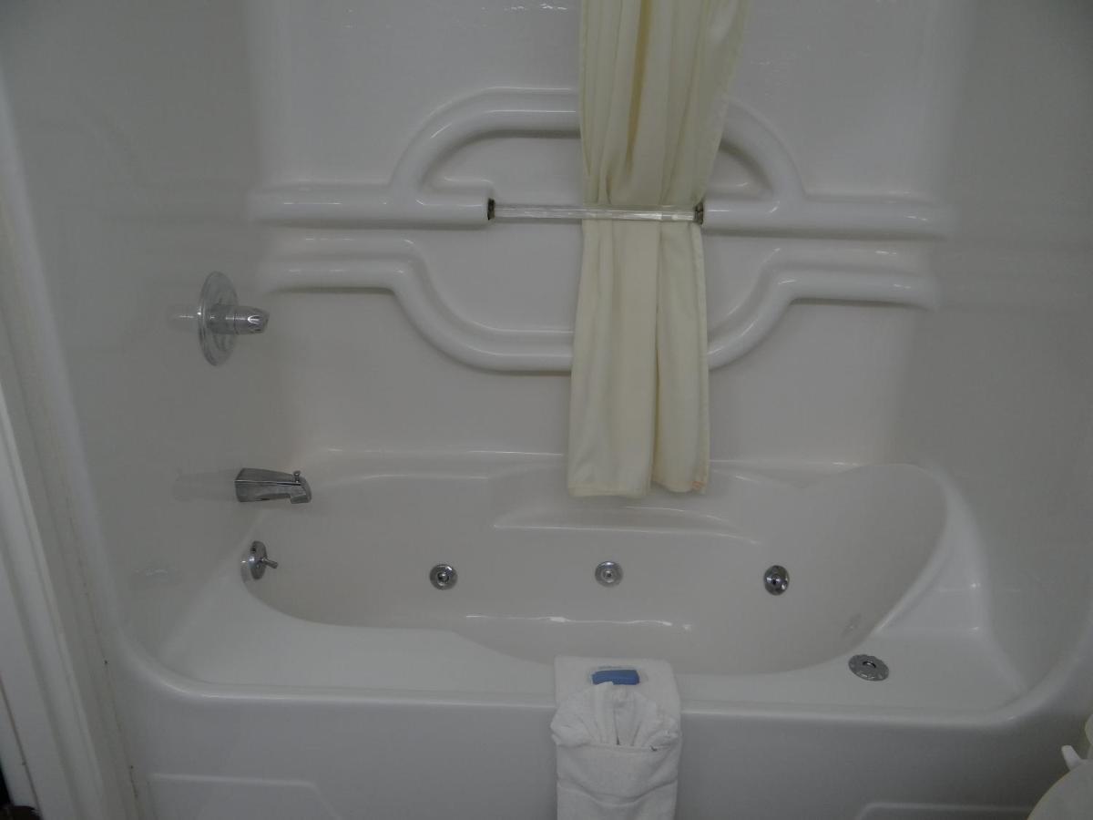 Rock Creek Hotel Sabetha Room photo